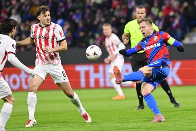 L-R Maximilian Eggestein (Freiburg) and Matej Vydra (Viktoria) in action during the Football Europa League, 5th round match: FC Viktoria Plzen vs SC Freiburg in Pilsen, Czech Republic, November 27, 2025. (CTKxPhoto MiroslavxChaloupka) CTKPhotoP2025112706893  CTKPhotoP2025112706893