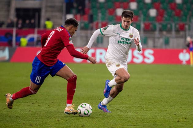 SOCCER - UEFA ECL, Czestochowa vs Rapid SOSNOWIEC,POLAND,27.NOV.25 - SOCCER - UEFA Conference League, Rakow Czestochowa vs SK Rapid Wien. Image shows Michael Ameyaw (Czestochowa) and Jonas Auer (Rapid).  GEPAxpictures xPhilippxBrem