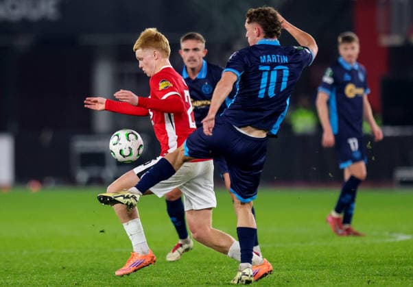 UEFA Europa Conference League Group Phase, AFAS Stadion, Alkmaar, Netherlands 27 11 2025 AZ Alkmaar vs Shelbourne AZ Alkmaar s Kees Smit and John Martin of Shelbourne Kees Smit and John Martin 27 11 2025  Copyright: x INPHO RyanxByrnex RB1_6830
