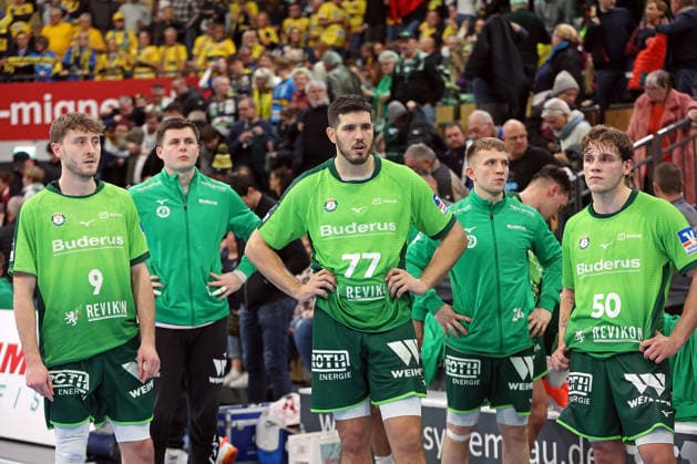 27.11.2025, xovx, Handball Daikin Handball Bundesliga, HSG Wetzlar - Rhein-Neckar Löwen v.l. Niklas Theiß (HSG Wetzlar), Anadin Suljakovic (HSG Wetzlar), Stefan Cavor (HSG Wetzlar), Tizian Weimer (HSG Wetzlar), Niklas Theiß (HSG Wetzlar) enttäuscht, enttäuscht schauend nach der 23:30 Niederlage gegen die Rhein-Neckar Löwen Wetzlar Buderus-Arena Hessen Deutschland (DE)