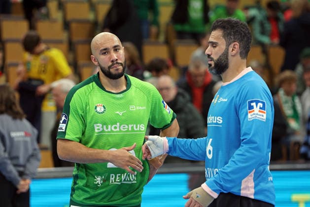 27.11.2025, xovx, Handball Daikin Handball Bundesliga, HSG Wetzlar - Rhein-Neckar Löwen v.l. Cyrill Akakpo (HSG Wetzlar), Karim Hendawy (HSG Wetzlar) enttäuscht, enttäuscht schauend nach der 23:30 Niederlage gegen die Rhein-Neckar Löwen Wetzlar Buderus-Arena Hessen Deutschland (DE)