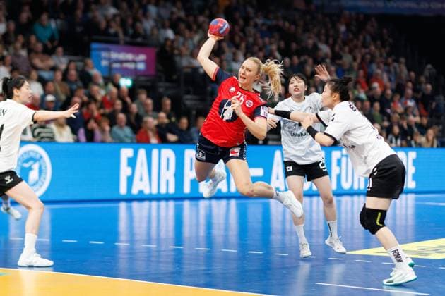 Henny Ella Reistad (Norwegen) im Zweikampf mit Boeun Gim (Suedkorea), Norwegen vs Suedkorea, Handball, IHF Handball Weltmeisterschaft der Frauen, 1. Spieltag, 27.11.2025 Norwegen vs Suedkorea, Handball, IHF Handball Weltmeisterschaft der Frauen, 1. Spieltag, 27.11.2025 Copyright: xEibner-Pressefoto AlexanderxNeisx EP_ANS
