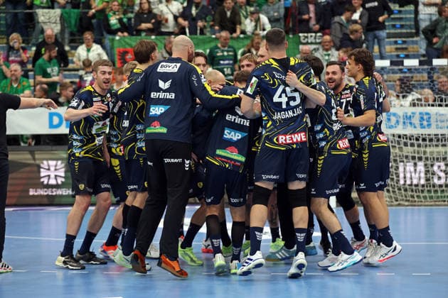 27.11.2025, xovx, Handball Daikin Handball Bundesliga, HSG Wetzlar - Rhein-Neckar Löwen Die Spieler der Rhein-Neckar Löwen bejubeln den 30:23 Sieg in Wetzlar Wetzlar Buderus-Arena Hessen Deutschland (DE)