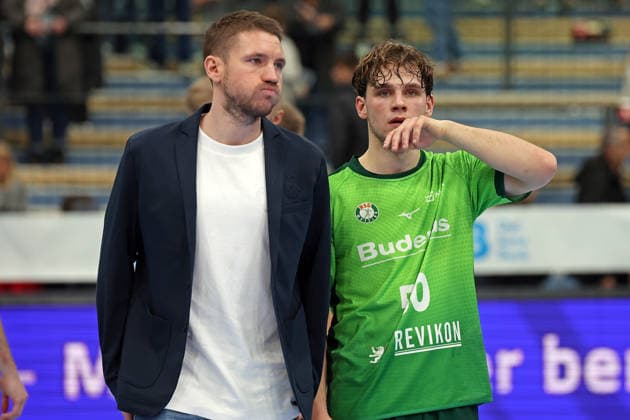 27.11.2025, xovx, Handball Daikin Handball Bundesliga, HSG Wetzlar - Rhein-Neckar Löwen Die Spieler der HSG Wetzlar sind enttäuscht nach der 23:30 Niederlage gegen die Rhein-Neckar Löwen, v.l. Dominik Mappes (HSG Wetzlar), Lion Zacharias (HSG Wetzlar) Wetzlar Buderus-Arena Hessen Deutschland (DE)