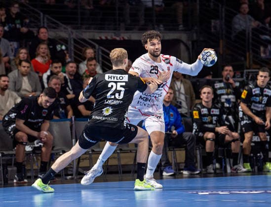 Handball, Herren, Saison 2025 2026, Champions League (Gruppe A, 9. Spieltag), Füchse Berlin - One Veszprem HC, v.l. Matthes Langhoff (Füchse Berlin), Nedim Remili (Veszprem), 27.11.2025, Copyright: xSebastianxRäppold MatthiasxKochx