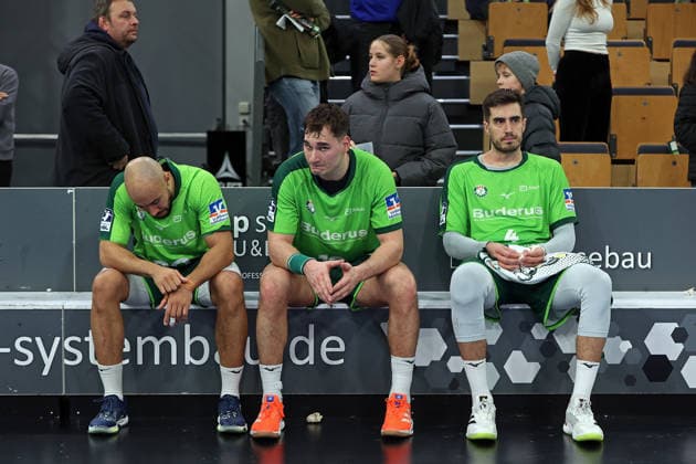 27.11.2025, xovx, Handball Daikin Handball Bundesliga, HSG Wetzlar - Rhein-Neckar Löwen v.l. Cyrill Akakpo (HSG Wetzlar), Josip Simic (HSG Wetzlar) und Filip Vistorop (HSG Wetzlar), enttäuscht, enttäuscht schauend nach der 23:30 Niederlage gegen die Rhein-Neckar Löwen Wetzlar Buderus-Arena Hessen Deutschland (DE)