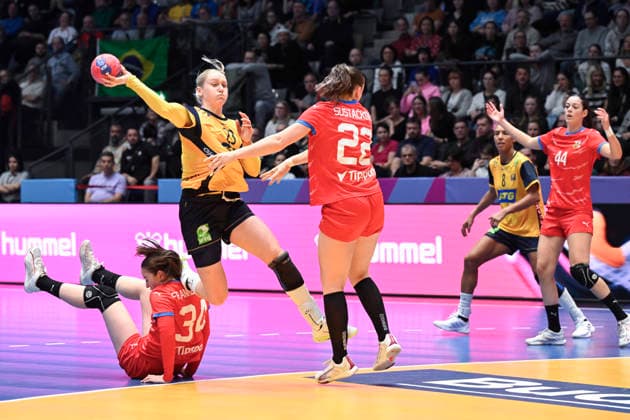 STUTTGART, TYSKLAND 20251127 Sveriges Emma Lindqvist mot Tjeckiens MarkÃ ta Å ustaÄkova 22 och Tjeckiens Julie Frankova 34 under torsdagens gruppspelsmatch i grupp G i damernas handbolls-VM mellan Sverige och Tjeckien i Porsche Arena i Stuttgart, Tyskland. STUTTGART TYSKLAND x10070x