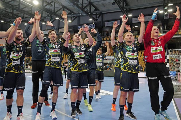 27.11.2025, xovx, Handball Daikin Handball Bundesliga, HSG Wetzlar - Rhein-Neckar Löwen Die Spieler der Rhein-Neckar Löwen bejubeln den 30:23 Sieg bei der HSG Wetzlar Wetzlar Buderus-Arena Hessen Deutschland (DE)