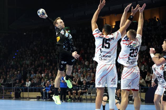 DEU, Machineseeker EHF Champions League, Fuechse Berlin vs. Veszprem, 27.11.2025, Max-Schmeling-Halle, Berlin, DEU, Machineseeker EHF Champions League, Fuechse Berlin vs. Veszprem, im Bild Mathias Gidsel (Fuechse Berlin 19), Ahmed Hesham (Veszprem 15), Patrik Ligetvari (Veszprem 23)