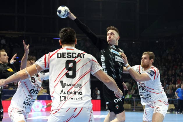 DEU, Machineseeker EHF Champions League, Fuechse Berlin vs. Veszprem, 27.11.2025, Max-Schmeling-Halle, Berlin, DEU, Machineseeker EHF Champions League, Fuechse Berlin vs. Veszprem, im Bild Lasse Andersson (Fuechse Berlin 11), Dragan Pechmalbec (Veszprem 46), Hugo Descat (Veszprem 9)