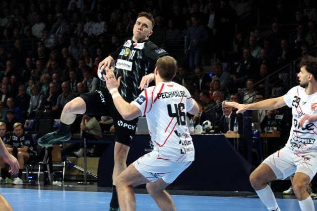 DEU, Machineseeker EHF Champions League, Fuechse Berlin vs. Veszprem, 27.11.2025, Max-Schmeling-Halle, Berlin, DEU, Machineseeker EHF Champions League, Fuechse Berlin vs. Veszprem, im Bild Lasse Andersson (Fuechse Berlin 11), Dragan Pechmalbec (Veszprem 46)