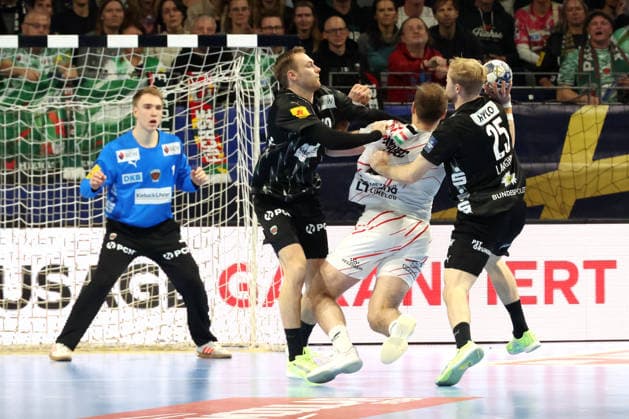 DEU, Machineseeker EHF Champions League, Fuechse Berlin vs. Veszprem, 27.11.2025, Max-Schmeling-Halle, Berlin, DEU, Machineseeker EHF Champions League, Fuechse Berlin vs. Veszprem, im Bild Mathias Gidsel (Fuechse Berlin 19), Matthes Langhoff (Fuechse Berlin 25), Lasse Ludwig (Fuechse Berlin 1), Dragan Pechmalbec (Veszprem 46)