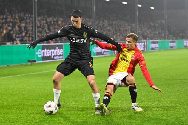 Deventer, De Adelaarshorst , 27.11.25, NLD, Herren, UEFA Europa Leaugue, Saison 2025-2026, Go Ahead Eagles Deventer - VfB Stuttgart Bild: v.li. im Zweikampf Nick WOLTEMADE (Stuttgart) und Kenzo GOUDMIJN (Deventer) UEFA regulations prohibit any use of photographs as image sequences and or quasi-video. Overijssel Niederlande