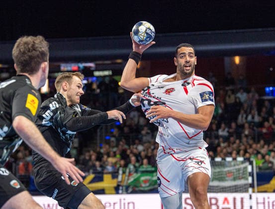 Handball, Herren, Saison 2025 2026, Champions League (Gruppe A, 9. Spieltag), Füchse Berlin - One Veszprem HC, v.l. Hakun West Av Teigum (Füchse Berlin), Mathias Gidsel (Füchse Berlin), Ahmed Hesham Elsayed Moham (Veszprem), 27.11.2025, Copyright: xSebastianxRäppold MatthiasxKochx