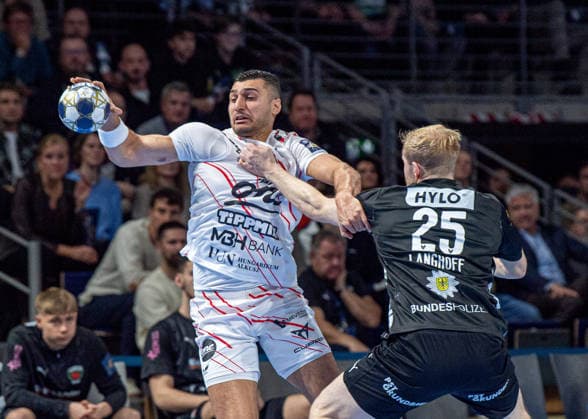 Handball, Herren, Saison 2025 2026, Champions League (Gruppe A, 9. Spieltag), Füchse Berlin - One Veszprem HC, v.l. Yehia Mohammed Yehia Elderaa (Veszprem), Matthes Langhoff (Füchse Berlin), 27.11.2025, Copyright: xSebastianxRäppold MatthiasxKochx