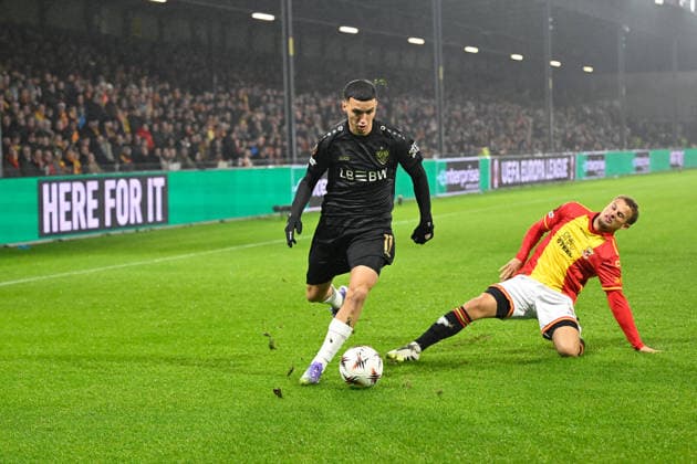 Deventer, De Adelaarshorst , 27.11.25, NLD, Herren, UEFA Europa Leaugue, Saison 2025-2026, Go Ahead Eagles Deventer - VfB Stuttgart Bild: v.li. im Zweikampf Nick WOLTEMADE (Stuttgart) und Kenzo GOUDMIJN (Deventer) UEFA regulations prohibit any use of photographs as image sequences and or quasi-video. Overijssel Niederlande