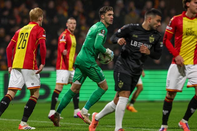 2025-11-27 Go Ahead Eagles v VfB Stuttgart - UEFA Europa League, League phase, MD5 DEVENTER, NETHERLANDS - NOVEMBER 27: Goalkeeper Jari de Busser of Go Ahead Eagles looks on during the UEFA Europa League, League phase, MD5 match between Go Ahead Eagles and VfB Stuttgart at De Adelaarshorst on November 27, 2025 in Deventer, Netherlands. Deventer De Adelaarshorst Netherlands Content not available for redistribution in The Netherlands directly or indirectly through any third parties. Copyright: xBenxGalx