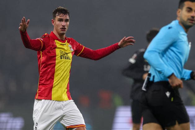 2025-11-27 Go Ahead Eagles v VfB Stuttgart - UEFA Europa League, League phase, MD5 DEVENTER, NETHERLANDS - NOVEMBER 27: Calvin Twigt of Go Ahead Eagles looks on during the UEFA Europa League, League phase, MD5 match between Go Ahead Eagles and VfB Stuttgart at De Adelaarshorst on November 27, 2025 in Deventer, Netherlands. Deventer De Adelaarshorst Netherlands Content not available for redistribution in The Netherlands directly or indirectly through any third parties. Copyright: xBenxGalx
