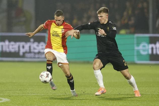 DEVENTER , 27-11-2025 , Stadium De Adelaarshorst , season 2025 2026 , UEFA Europa League football , League phase matchday 5 , match between Go Ahead Eagles and VFB Stuttgart , picture shows Go Ahead Eagles player Mathis Suray, Stuttgart player Finn Jeltsch Go Ahead Eagles - Stuttgart  x32220871x Copyright: