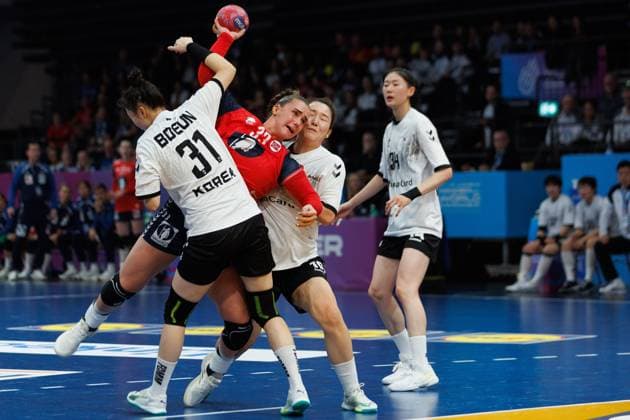 Thale Rushfeldt Deila (Norwegen) im Zweikampf mit Boeun Gim (Suedkorea) und Ji In Jung (Suedkorea), Norwegen vs Suedkorea, Handball, IHF Handball Weltmeisterschaft der Frauen, 1. Spieltag, 27.11.2025 Norwegen vs Suedkorea, Handball, IHF Handball Weltmeisterschaft der Frauen, 1. Spieltag, 27.11.2025 Copyright: xEibner-Pressefoto AlexanderxNeisx EP_ANS