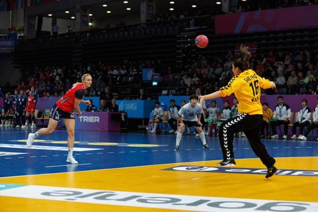 Henny Ella Reistad (Norwegen) trifft gegen Saeyoung Park (Suedkorea), Norwegen vs Suedkorea, Handball, IHF Handball Weltmeisterschaft der Frauen, 1. Spieltag, 27.11.2025 Norwegen vs Suedkorea, Handball, IHF Handball Weltmeisterschaft der Frauen, 1. Spieltag, 27.11.2025 Copyright: xEibner-Pressefoto AlexanderxNeisx EP_ANS