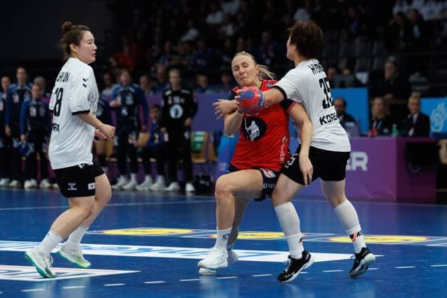 Henny Ella Reistad (Norwegen) im Zweikampf mit Jihyun Yeon (Suedkorea) und Hyewon Lee (Suedkorea), Norwegen vs Suedkorea, Handball, IHF Handball Weltmeisterschaft der Frauen, 1. Spieltag, 27.11.2025 Norwegen vs Suedkorea, Handball, IHF Handball Weltmeisterschaft der Frauen, 1. Spieltag, 27.11.2025 Copyright: xEibner-Pressefoto AlexanderxNeisx EP_ANS