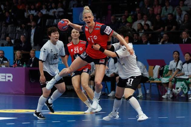 Veronica Egebakken Kristiansen (Norwegen) im Zweikampf mit Hyewon Lee (Suedkorea) und Minseo Kim (Suedkorea), Norwegen vs Suedkorea, Handball, IHF Handball Weltmeisterschaft der Frauen, 1. Spieltag, 27.11.2025 Norwegen vs Suedkorea, Handball, IHF Handball Weltmeisterschaft der Frauen, 1. Spieltag, 27.11.2025 Copyright: xEibner-Pressefoto AlexanderxNeisx EP_ANS