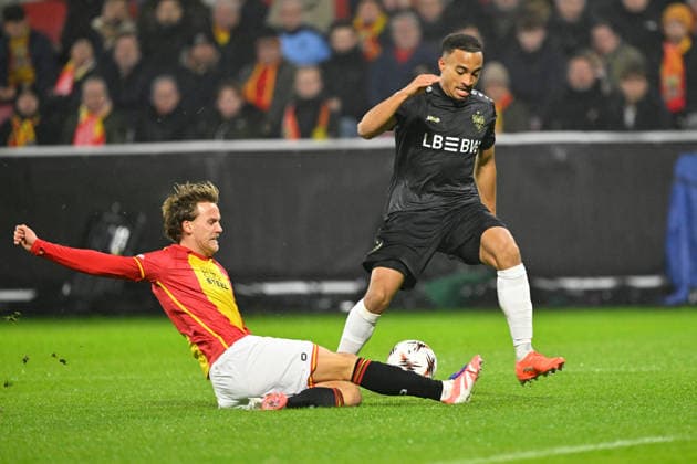 Deventer, De Adelaarshorst , 27.11.25, NLD, Herren, UEFA Europa Leaugue, Saison 2025-2026, Go Ahead Eagles Deventer - VfB Stuttgart Bild: v.li. im Zweikampf Melle MEULENSTEEN (Deventer) und Jamie LEWELING (Stuttgart) UEFA regulations prohibit any use of photographs as image sequences and or quasi-video. Overijssel Niederlande