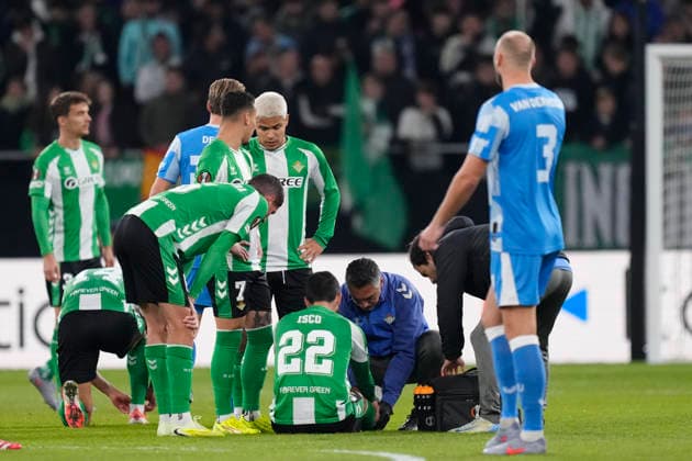 Real Betis Balompie v FC Utrecht - UEFA Europa League 2025 26 League Phase MD5 Isco attacking midfield of Betis and Spain lies injured on the pitch during the UEFA Europa League 2025 26 League Phase MD5 match between Real Betis Balompie and FC Utrecht at Estadio olimpico de La Cartuja on November 27, 2025 in Seville, Spain. Seville Spain  Copyright: xJosexBretonx originalFilename:bretonhernandez-realbeti251127_npVdp.jpg