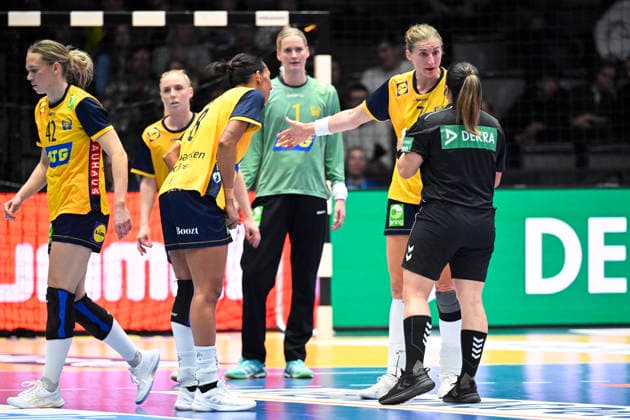 STUTTGART, TYSKLAND 20251127 Sveriges Linn Blohm och Jamina Roberts pratar med domaren under torsdagens gruppspelsmatch i grupp G i damernas handbolls-VM mellan Sverige och Tjeckien i Porsche Arena i Stuttgart, Tyskland.