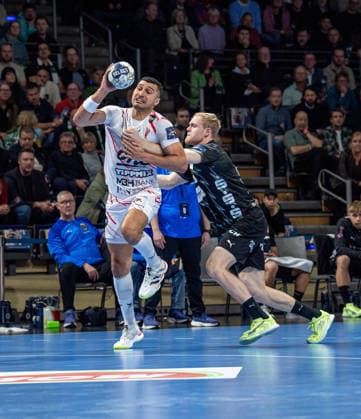 Handball, Herren, Saison 2025 2026, Champions League (Gruppe A, 9. Spieltag), Füchse Berlin - One Veszprem HC, v.l. Yehia Mohammed Yehia Elderaa (Veszprem), Matthes Langhoff (Füchse Berlin), 27.11.2025, Copyright: xSebastianxRäppold MatthiasxKochx