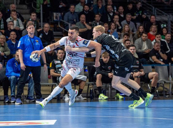 Handball, Herren, Saison 2025 2026, Champions League (Gruppe A, 9. Spieltag), Füchse Berlin - One Veszprem HC, v.l. Yehia Mohammed Yehia Elderaa (Veszprem), Matthes Langhoff (Füchse Berlin), 27.11.2025, Copyright: xSebastianxRäppold MatthiasxKochx