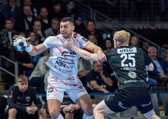 Handball, Herren, Saison 2025 2026, Champions League (Gruppe A, 9. Spieltag), Füchse Berlin - One Veszprem HC, v.l. Yehia Mohammed Yehia Elderaa (Veszprem), Matthes Langhoff (Füchse Berlin), 27.11.2025, Copyright: xSebastianxRäppold MatthiasxKochx