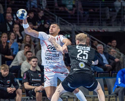 Handball, Herren, Saison 2025 2026, Champions League (Gruppe A, 9. Spieltag), Füchse Berlin - One Veszprem HC, v.l. Yehia Mohammed Yehia Elderaa (Veszprem), Matthes Langhoff (Füchse Berlin), 27.11.2025, Copyright: xSebastianxRäppold MatthiasxKochx