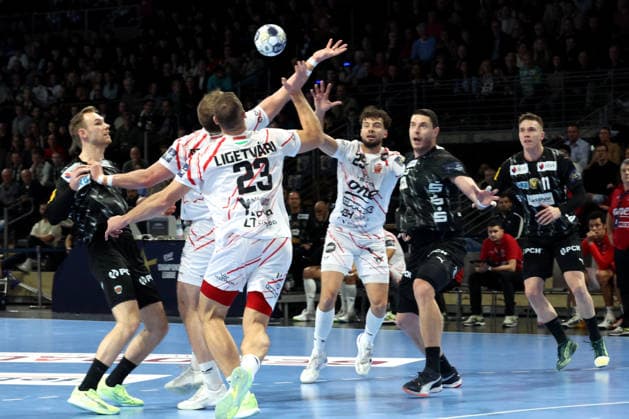 DEU, Machineseeker EHF Champions League, Fuechse Berlin vs. Veszprem, 27.11.2025, Max-Schmeling-Halle, Berlin, DEU, Machineseeker EHF Champions League, Fuechse Berlin vs. Veszprem, im Bild Mathias Gidsel (Fuechse Berlin 19), Mijajlo Marsenic (Fuechse Berlin 93), Lasse Andersson (Fuechse Berlin 11), Patrik Ligetvari (Veszprem 23), Luka Cindric (Veszprem 25)