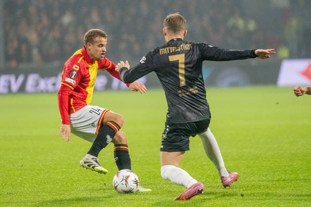 27.11.2025, Fussball: UEFA Europa League, Saison 2025 2026, Spieltag 05, Go Ahead Eagles - VfB Stuttgart im Stadion De Adelaarshorst in Deventer. Zweikampf zwischen Kenzo Goudmijn (Go Ahead Eagles, 24) und Maximilian Mittelstaedt (VfB Stuttgart, 07). Wichtiger Hinweis: Gemaess den Vorgaben der UEFA ist es untersagt, in dem Stadion und oder vom Spiel angefertigte Fotoaufnahmen in Form von Sequenzbildern und oder videoaehnlichen Fotostrecken zu verwerten bzw. verwerten zu lassen. Foto: Kirchner-Media Thomas Haesler Copyright: xKirchner-Media ThomasxHaeslerx