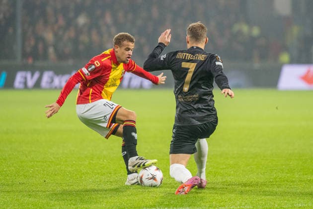 27.11.2025, Fussball: UEFA Europa League, Saison 2025 2026, Spieltag 05, Go Ahead Eagles - VfB Stuttgart im Stadion De Adelaarshorst in Deventer. Zweikampf zwischen Kenzo Goudmijn (Go Ahead Eagles, 24) und Maximilian Mittelstaedt (VfB Stuttgart, 07). Wichtiger Hinweis: Gemaess den Vorgaben der UEFA ist es untersagt, in dem Stadion und oder vom Spiel angefertigte Fotoaufnahmen in Form von Sequenzbildern und oder videoaehnlichen Fotostrecken zu verwerten bzw. verwerten zu lassen. Foto: Kirchner-Media Thomas Haesler Copyright: xKirchner-Media ThomasxHaeslerx