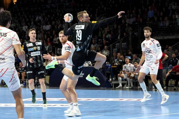 DEU, Machineseeker EHF Champions League, Fuechse Berlin vs. Veszprem, 27.11.2025, Max-Schmeling-Halle, Berlin, DEU, Machineseeker EHF Champions League, Fuechse Berlin vs. Veszprem, im Bild Mathias Gidsel (Fuechse Berlin 19), Luka Cindric (Veszprem 25)