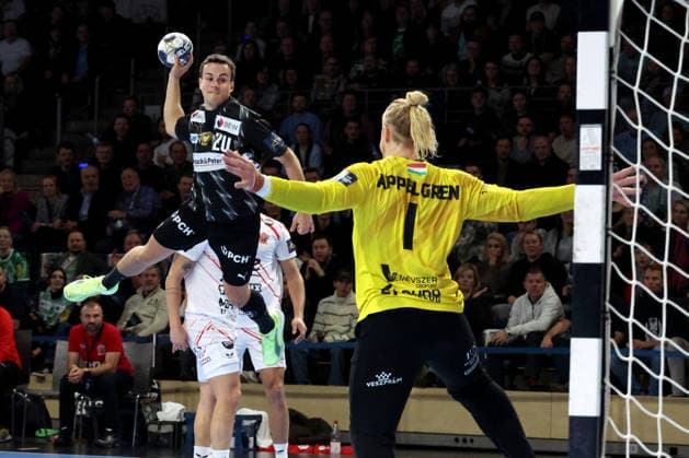 DEU, Machineseeker EHF Champions League, Fuechse Berlin vs. Veszprem, 27.11.2025, Max-Schmeling-Halle, Berlin, DEU, Machineseeker EHF Champions League, Fuechse Berlin vs. Veszprem, im Bild Tim Freihoefer (Fuechse Berlin 19), Mikael Appelgren (Veszprem 1)