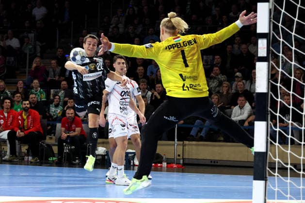 DEU, Machineseeker EHF Champions League, Fuechse Berlin vs. Veszprem, 27.11.2025, Max-Schmeling-Halle, Berlin, DEU, Machineseeker EHF Champions League, Fuechse Berlin vs. Veszprem, im Bild Tim Freihoefer (Fuechse Berlin 19), Mikael Appelgren (Veszprem 1)