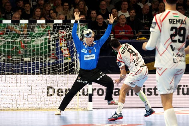 DEU, Machineseeker EHF Champions League, Fuechse Berlin vs. Veszprem, 27.11.2025, Max-Schmeling-Halle, Berlin, DEU, Machineseeker EHF Champions League, Fuechse Berlin vs. Veszprem, im Bild 7m Lasse Ludwig (Fuechse Berlin 1), Hugo Descat (Veszprem 9)