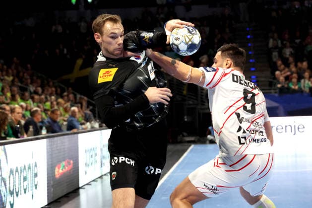 DEU, Machineseeker EHF Champions League, Fuechse Berlin vs. Veszprem, 27.11.2025, Max-Schmeling-Halle, Berlin, DEU, Machineseeker EHF Champions League, Fuechse Berlin vs. Veszprem, im Bild Mathias Gidsel (Fuechse Berlin 19), Hugo Descat (Veszprem 9)