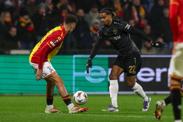 2025-11-27 Go Ahead Eagles v VfB Stuttgart - UEFA Europa League, League phase, MD5 DEVENTER, NETHERLANDS - NOVEMBER 27: Lorenz Assignon of VfB Stuttgart battles for possession with Yassir Salah Rahmouni of Go Ahead Eagles during the UEFA Europa League, League phase, MD5 match between Go Ahead Eagles and VfB Stuttgart at De Adelaarshorst on November 27, 2025 in Deventer, Netherlands. Deventer De Adelaarshorst Netherlands Content not available for redistribution in The Netherlands directly or indirectly through any third parties. Copyright: xBenxGalx