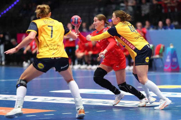 Schweden - Tschechien, IHF Handball-WM der Frauen Linn Blohm (Schweden, 7) und Olivia Löfquist (Schweden, 49) drängen Eliska Desortova (Tschechien, 24) ab. Vorrundenspiel der Handball-WM der Frauen zwischen Schweden und Tschechien am 27. November 2025 in der Porsche-Arena in Stuttgart., Stuttgart Baden-Württemberg Deutschland Porsche-Arena