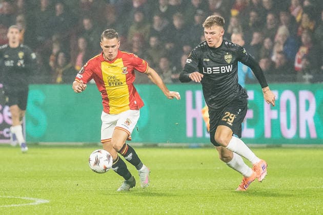 27.11.2025, Fussball: UEFA Europa League, Saison 2025 2026, Spieltag 05, Go Ahead Eagles - VfB Stuttgart im Stadion De Adelaarshorst in Deventer. Zweikampf zwischen Mathis Suray (Go Ahead Eagles, 17) und Finn Jeltsch (VfB Stuttgart, 29). Wichtiger Hinweis: Gemaess den Vorgaben der UEFA ist es untersagt, in dem Stadion und oder vom Spiel angefertigte Fotoaufnahmen in Form von Sequenzbildern und oder videoaehnlichen Fotostrecken zu verwerten bzw. verwerten zu lassen. Foto: Kirchner-Media Thomas Haesler Copyright: xKirchner-Media ThomasxHaeslerx