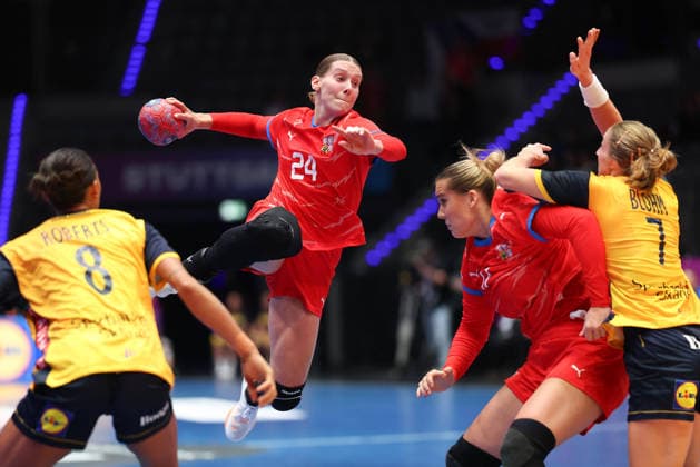 Schweden - Tschechien, IHF Handball-WM der Frauen Wurf aus dem Rückraum durch Eliska Desortova (Tschechien, 24). Vorrundenspiel der Handball-WM der Frauen zwischen Schweden und Tschechien am 27. November 2025 in der Porsche-Arena in Stuttgart., Stuttgart Baden-Württemberg Deutschland Porsche-Arena