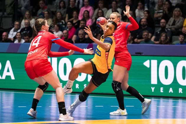 251127 Jamina Roberts of Sweden during the 2025 IHF Women™s World Championship, WM, Weltmeisterschaft handball match between Sweden and Czech Republic on November 27, 2025 in Stuttgart. Photo: Emma Wallskog BILDBYRAN COP 320 EW0591 handball, handboll, handball,handboll,handball,bbeng,vm,handba Copyright: EMMAxWALLSKOG BB251127EW047