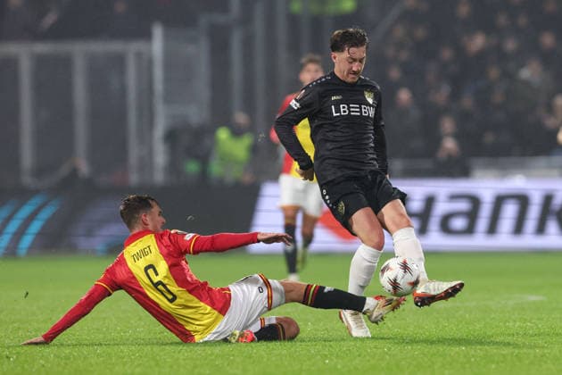 2025-11-27 Go Ahead Eagles v VfB Stuttgart - UEFA Europa League, League phase, MD5 DEVENTER, NETHERLANDS - NOVEMBER 27: Calvin Twigt of Go Ahead Eagles battles for possession with Angelo Stiller of VfB Stuttgart during the UEFA Europa League, League phase, MD5 match between Go Ahead Eagles and VfB Stuttgart at De Adelaarshorst on November 27, 2025 in Deventer, Netherlands. Deventer De Adelaarshorst Netherlands Content not available for redistribution in The Netherlands directly or indirectly through any third parties. Copyright: xBenxGalx