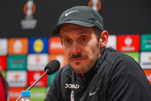 Fussball UEFA Europa League 2025 26, 5. Spieltag - Viktoria Pilsen vs SC Freiburg - Doosan Arena (Pilsen, Tschechien): Julian Schuster (SC Freiburg, Trainer) Pressekonferenz, Medien Pilsen PlzeÅˆskÃ½ kraj Tschechien Copyright: xJOERANxSTEINSIEKx