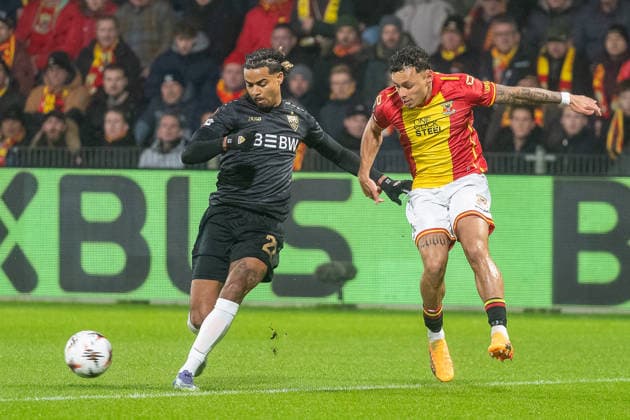 27.11.2025, Fussball: UEFA Europa League, Saison 2025 2026, Spieltag 05, Go Ahead Eagles - VfB Stuttgart im Stadion De Adelaarshorst in Deventer. Zweikampf zwischen Lorenz Assignon (VfB Stuttgart, 22) und Dean James (Go Ahead Eagles, 05). Wichtiger Hinweis: Gemaess den Vorgaben der UEFA ist es untersagt, in dem Stadion und oder vom Spiel angefertigte Fotoaufnahmen in Form von Sequenzbildern und oder videoaehnlichen Fotostrecken zu verwerten bzw. verwerten zu lassen. Foto: Kirchner-Media Thomas Haesler Copyright: xKirchner-Media ThomasxHaeslerx